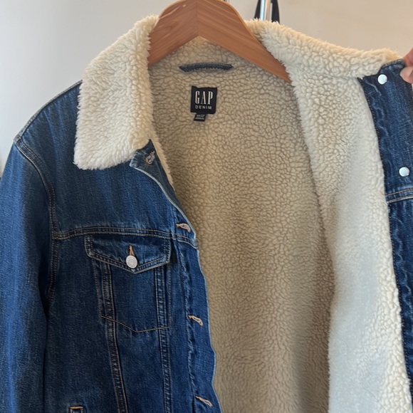 Oversized Women’s Gap Sherpa Lined Denim Trucker Jacket Size S NWT 💙💙 - Picture 5 of 6